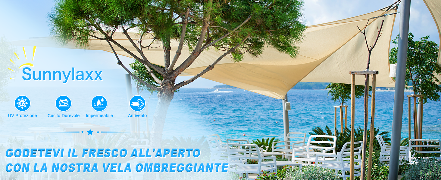 Vela ombreggiante per esterni Sunnylaxx pubblicizzata sulla scena costiera. Baldacchino triangolare beige allungato tra albero e pali. Cielo blu