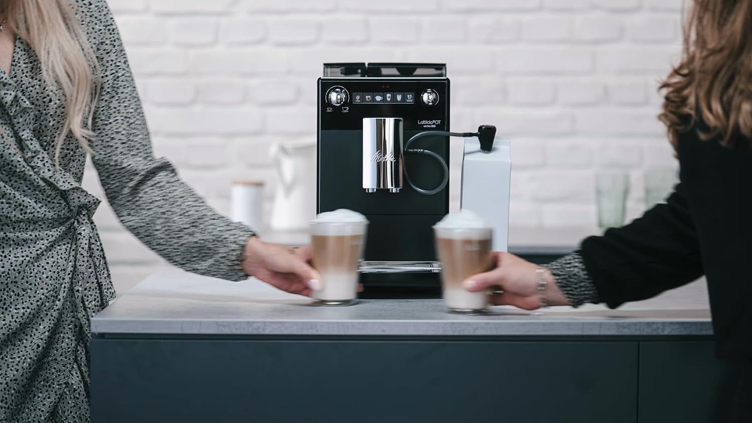 Melitta Latticia OT - Kaffeevollautomat mit Milchsystem, Kaffeemaschine mit Mahlwerk für z. B. Kaffee oder Cappuccino, silber/schwarz