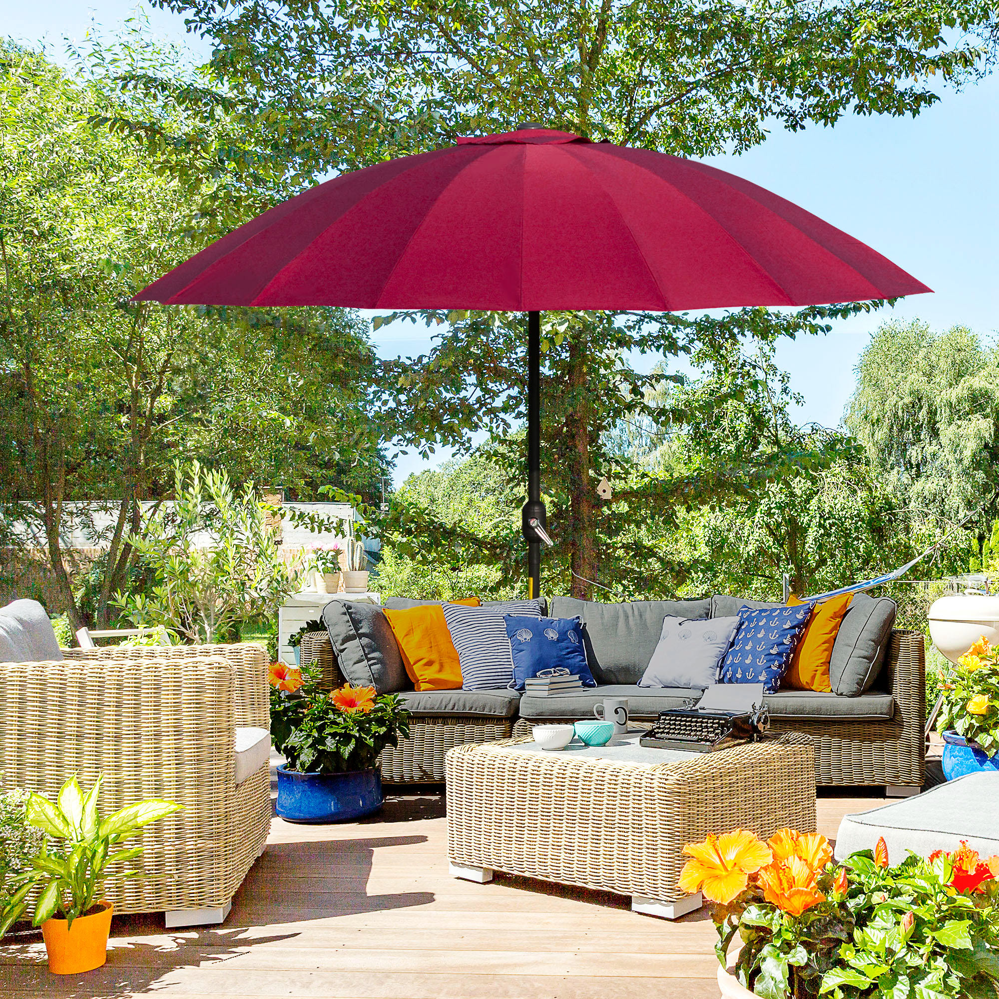 Outsunny Neigbarer runder Gartenschirm mit 18 Fiberglasrippen Kurbel Mast aus Metall Fiberglas Ø 2,5m Polyester Hochdichte Weinrot