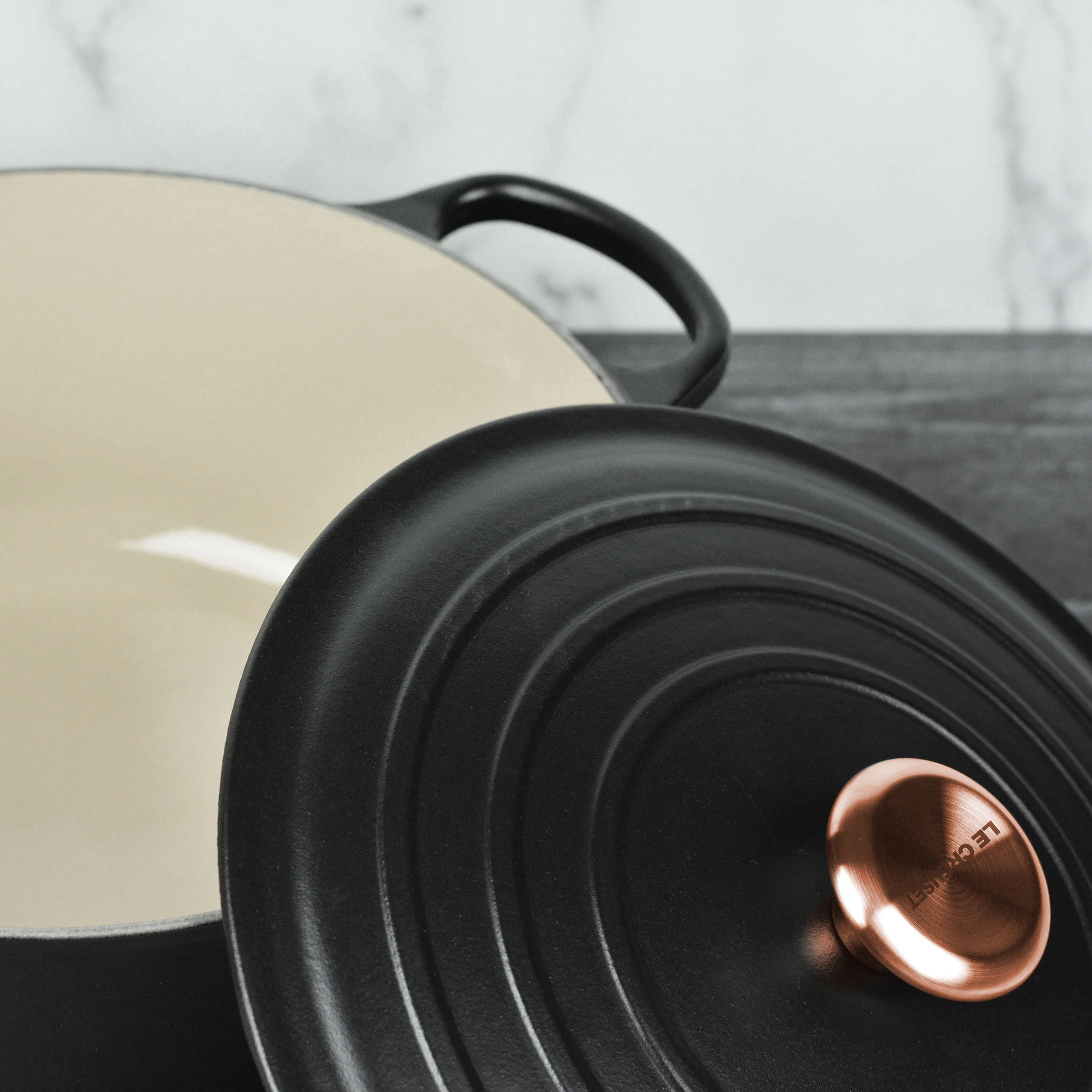 Le Creuset Signature – Forno Olandese Rotondo e Largo in Ghisa Smaltata da 6,75 qt, colore Licorice, con Pomello in Rame