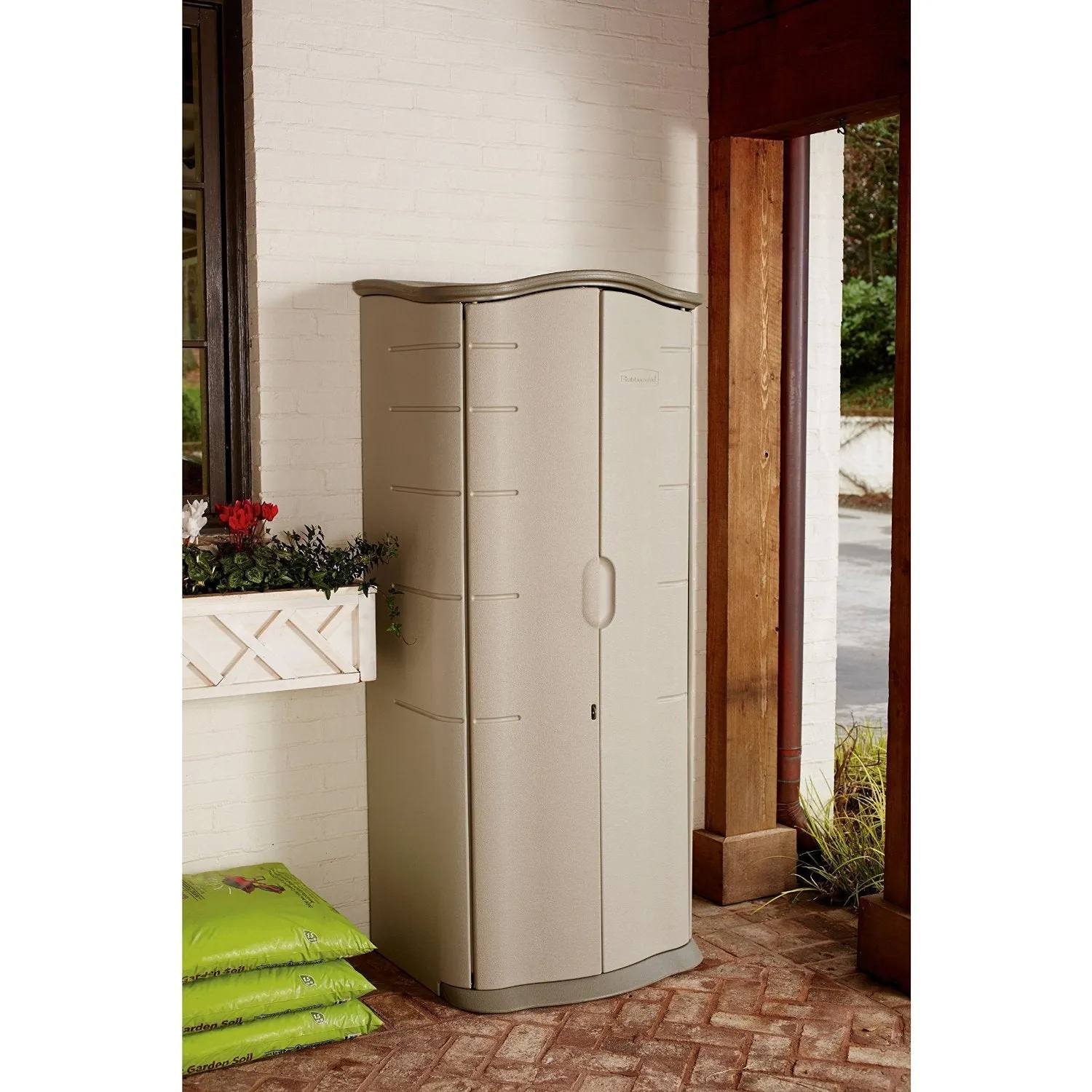 Armadio verticale da esterno in resina Rubbermaid, resistente alle intemperie.
