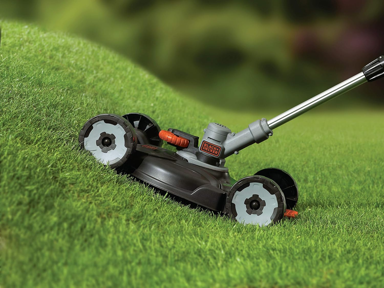 BLACK+DECKER 3-in-1 multi-trimmer set, accugrasmaaier en grastrimmer (18V 2,0Ah, speciaal voor kleine gazons en moeilijk terrein) STC1820CM