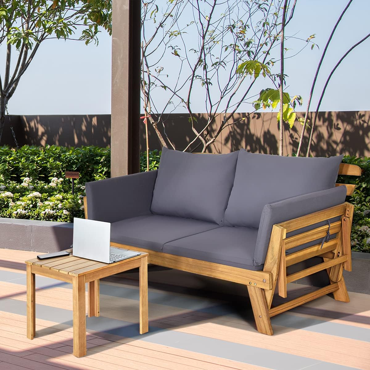 GIANTEX Gartenbank mit Liegefunktion, Gartensofa mit klappbaren Seitenlehnen, Balkonbank mit Auflagen, Sitzbank Outdoor aus Akazienholz, Loungesofa 3-Sitzer, Liegesofa für Balkon Garten Terrasse | 3-in-1-Design