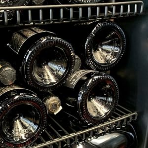 bottiglie di vino in un portabottiglie