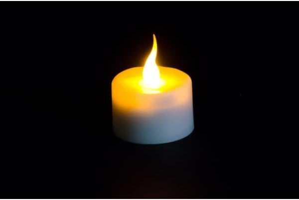 Led Teelichter wiederaufladbar mit Fernbedienung und Ladestation, elektrische Led-Kerzen, Flackernde Kerze ohne Flamme wasserdicht auch für Outdoor, Teelicht aufladbar 12 Stück