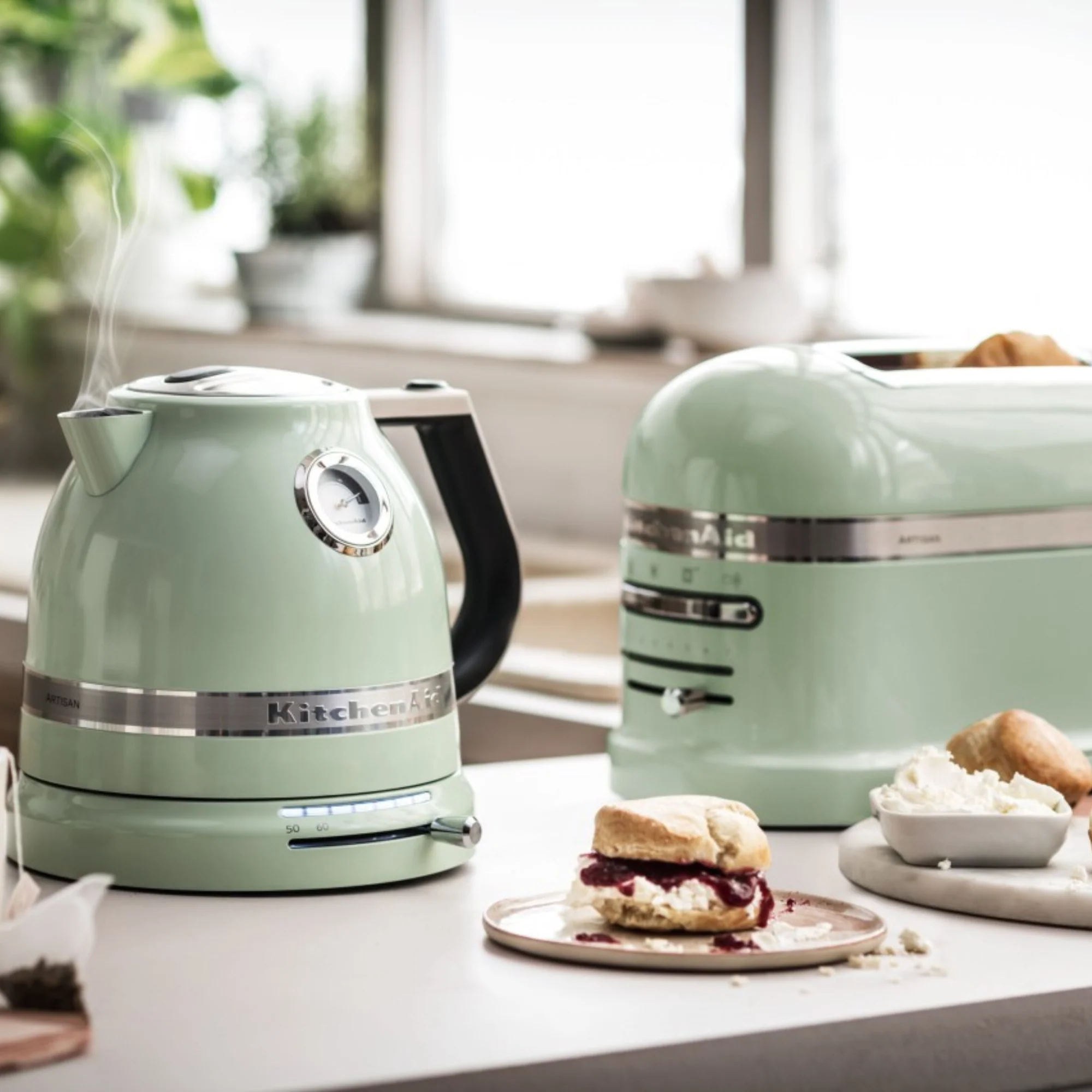 Set Colazione KitchenAid Artisan con Bollitore 5KEK1522, Tostapane 2 Fette 5KMT2204 e Accessorio per Panini