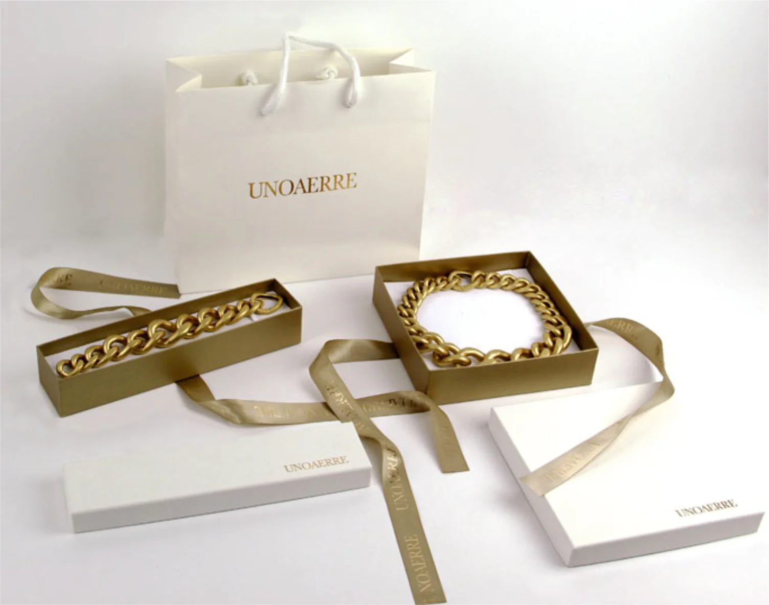 Orecchini Unoaerre 2425 a cerchio  in bronzo argentato bianco