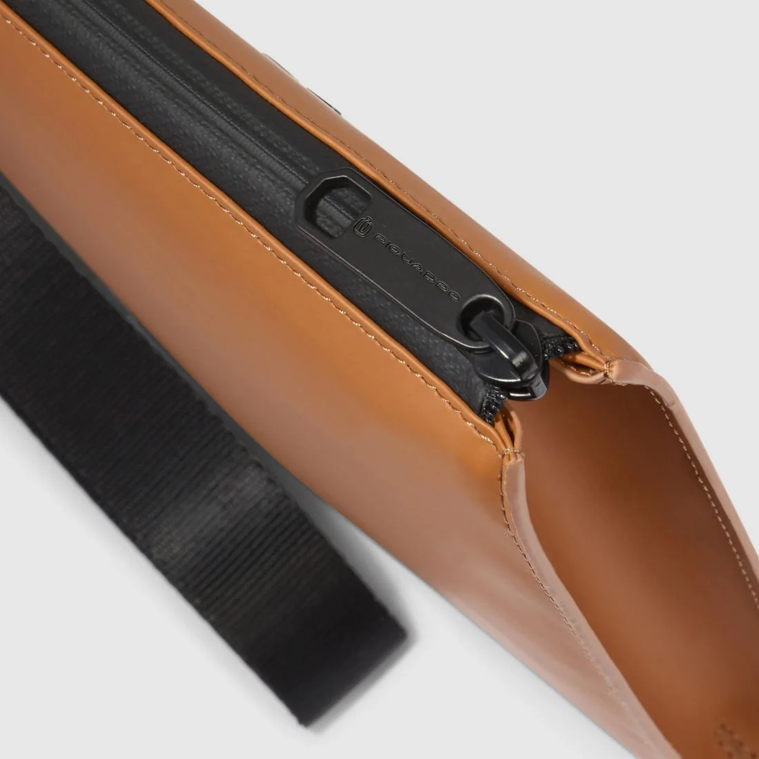 Pochette mini Piquadro resistente all'acqua cuoio AC6837C2OW-CU