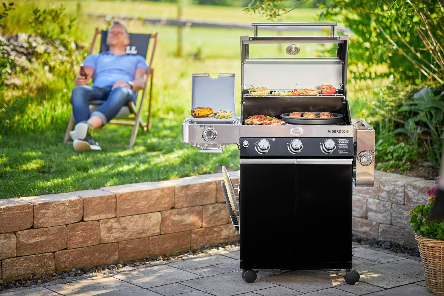 RÖSLE Elektrogrill BBQ-Portable Videro E2-P, tragbarer Tischgrill mit 2 Brennern, Warmhalterost und Deckel mit Glaseinsatz, pulverbeschichteter Stahl, schwarz/silbern