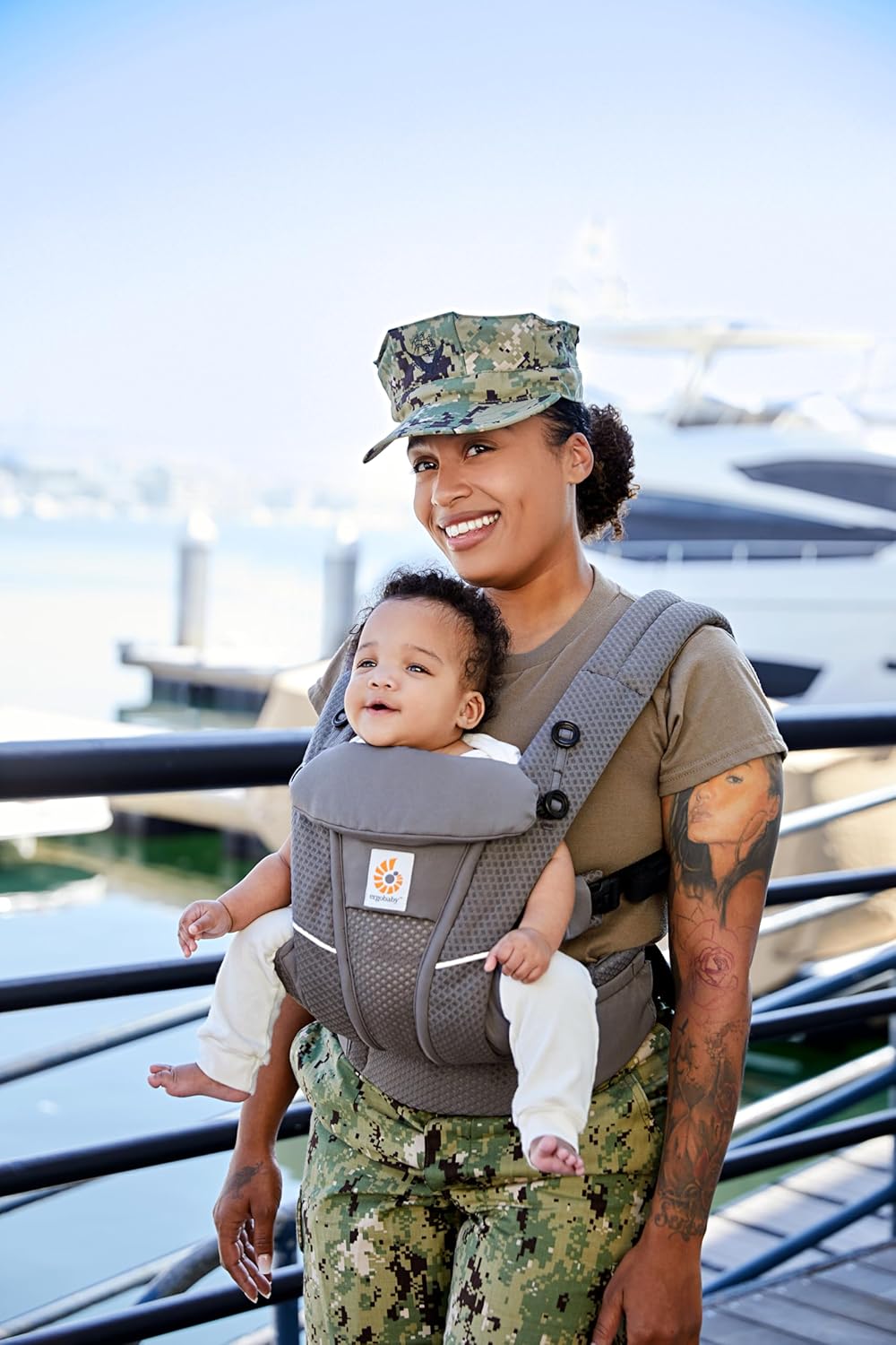 Ergobaby Omni Breeze Babytrage für Neugeborene ab Geburt bis 20kg, 4 Positionen SoftFlex Mesh Ergonomische Babybauchtrage Rückentrage Baby-Tragetasche, Natural Beige