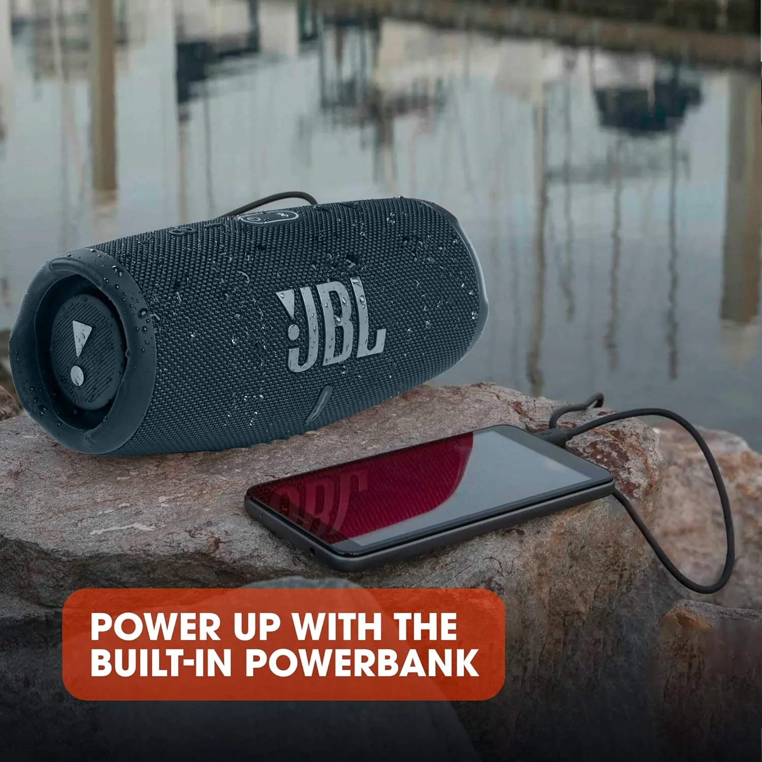 JBL Charge 5 Bluetooth-Lautsprecher in Schwarz �C Wasserfeste, portable Boombox mit integrierter Powerbank �C Eine Akku-Ladung f��r bis zu 20 Stunden kabellosen Musikgenuss