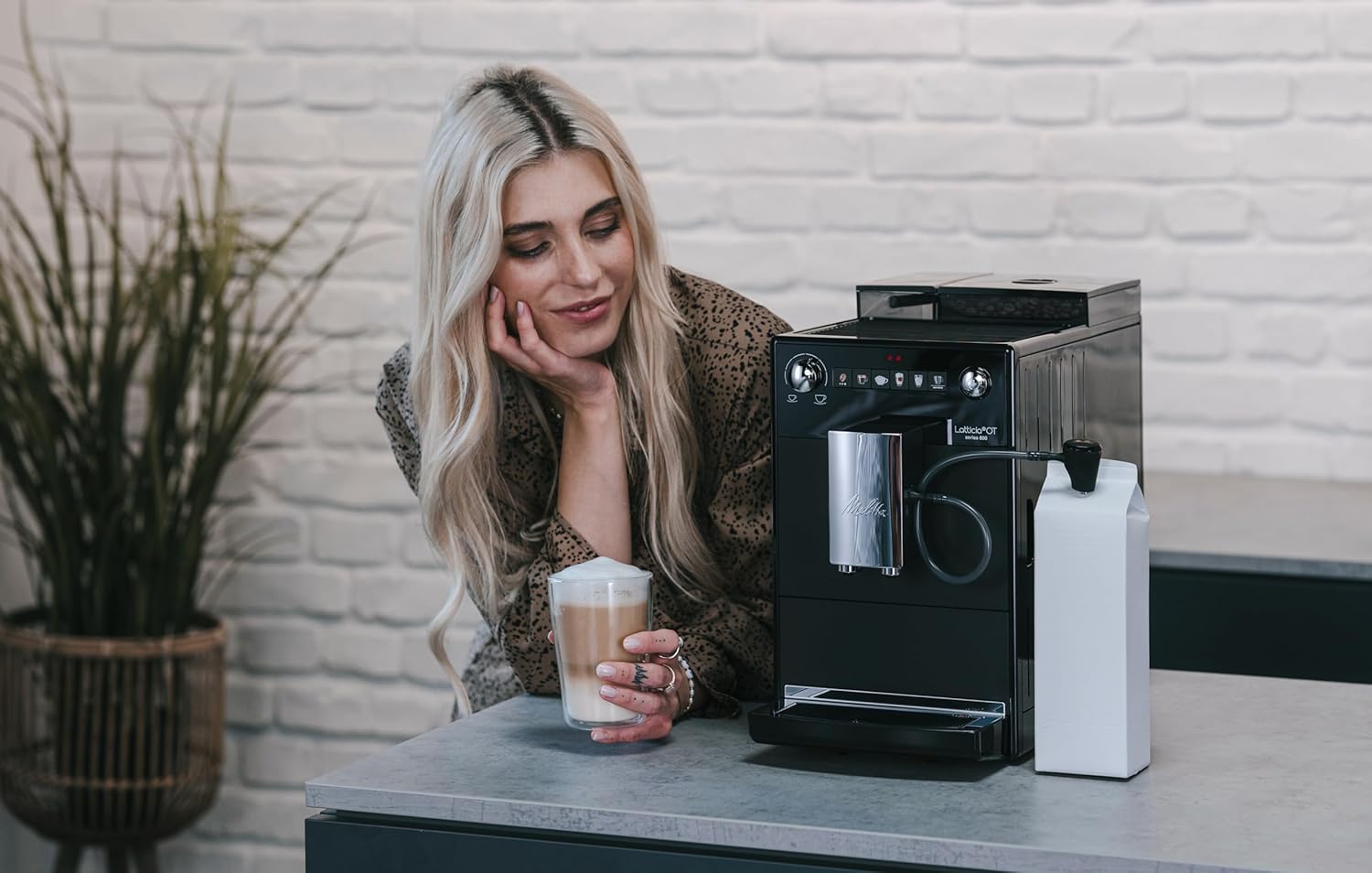 Melitta Latticia OT - Kaffeevollautomat mit Milchsystem, Kaffeemaschine mit Mahlwerk für z. B. Kaffee oder Cappuccino, silber/schwarz