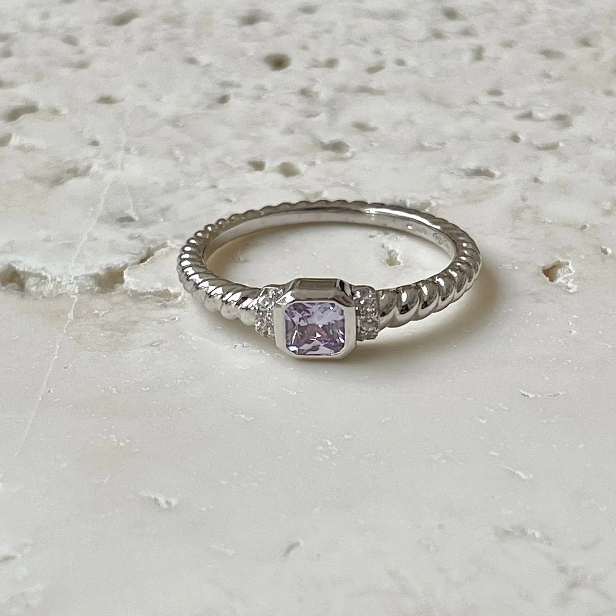 Anello 24Kae in argento rodiato con zircone viola 12439S