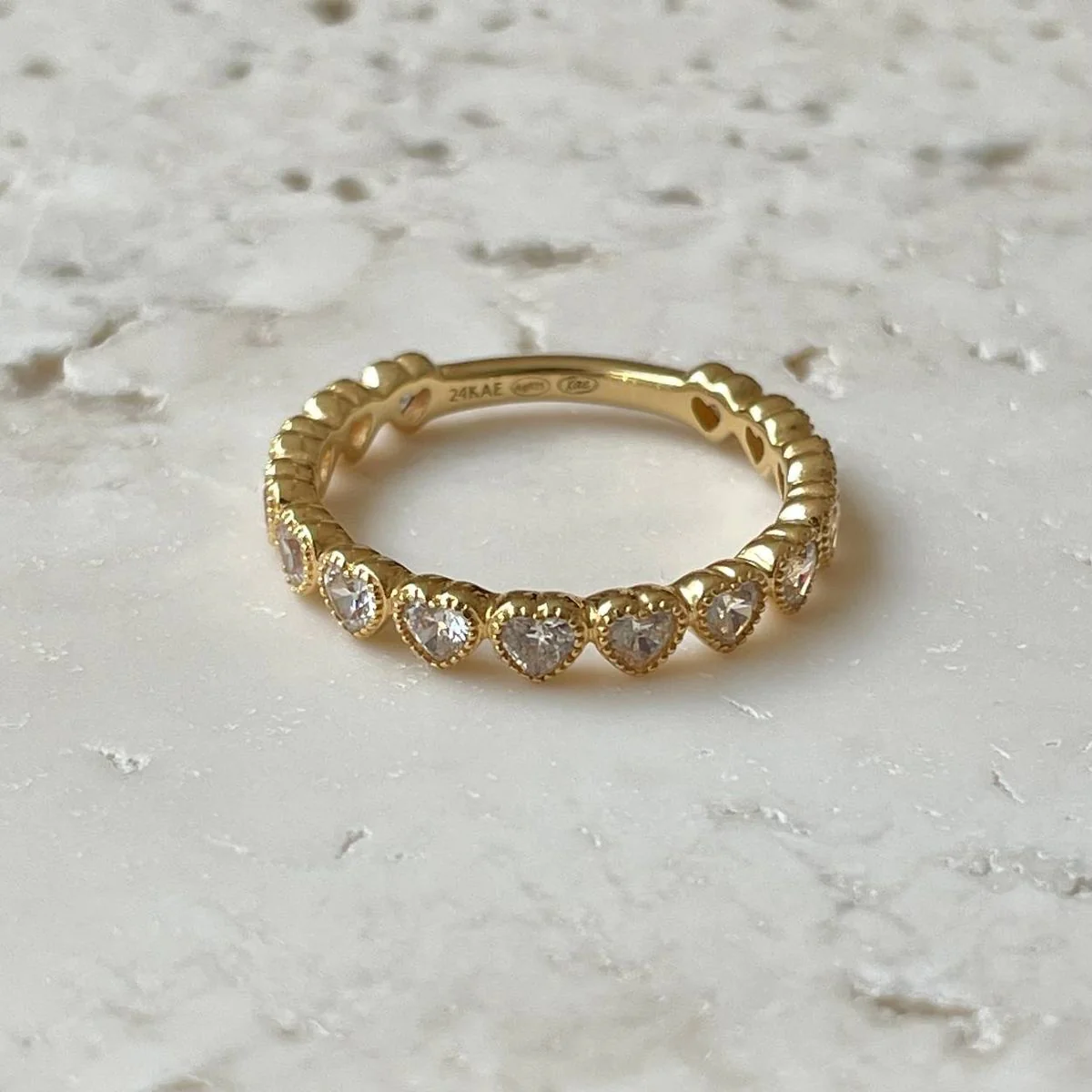 Anello 24Kae dorato giallo con cuori e zirconi bianchi 12492Y