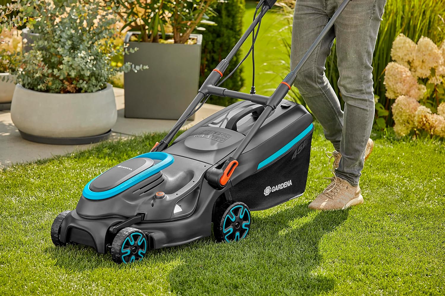 Gardena Elektro-Rasenmäher PowerMax 37/1800 G2: Mäher bis 500 m², 1800 W Leistung, 37 cm Schnittbreite, 45 l Fangvolumen, 35 bis 65 mm Schnitthöhe, ErgoTec Plus Griff, zusammenklappbar (14637-20)