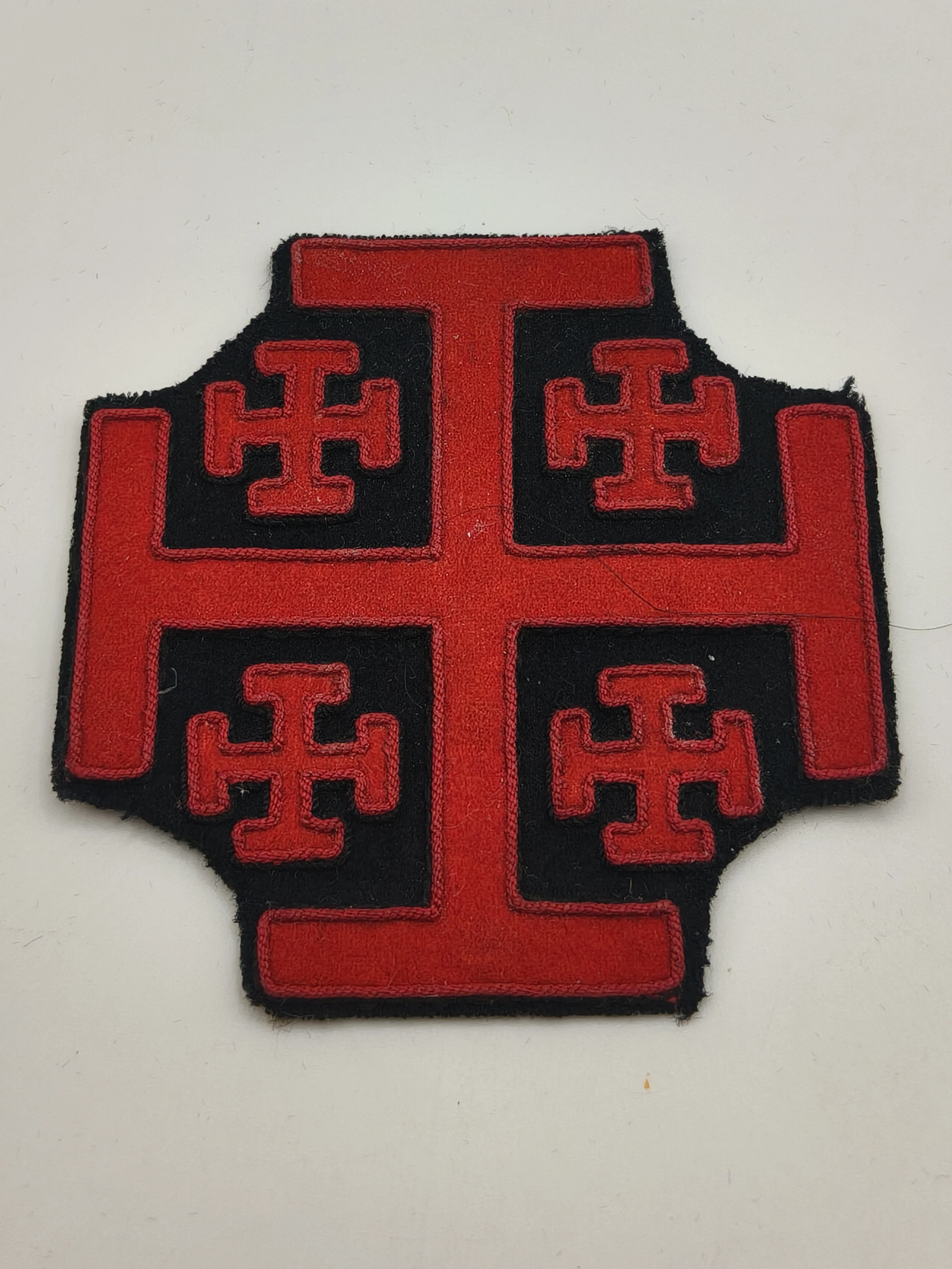 Cruz bordada orden de Santo Sepulcro.