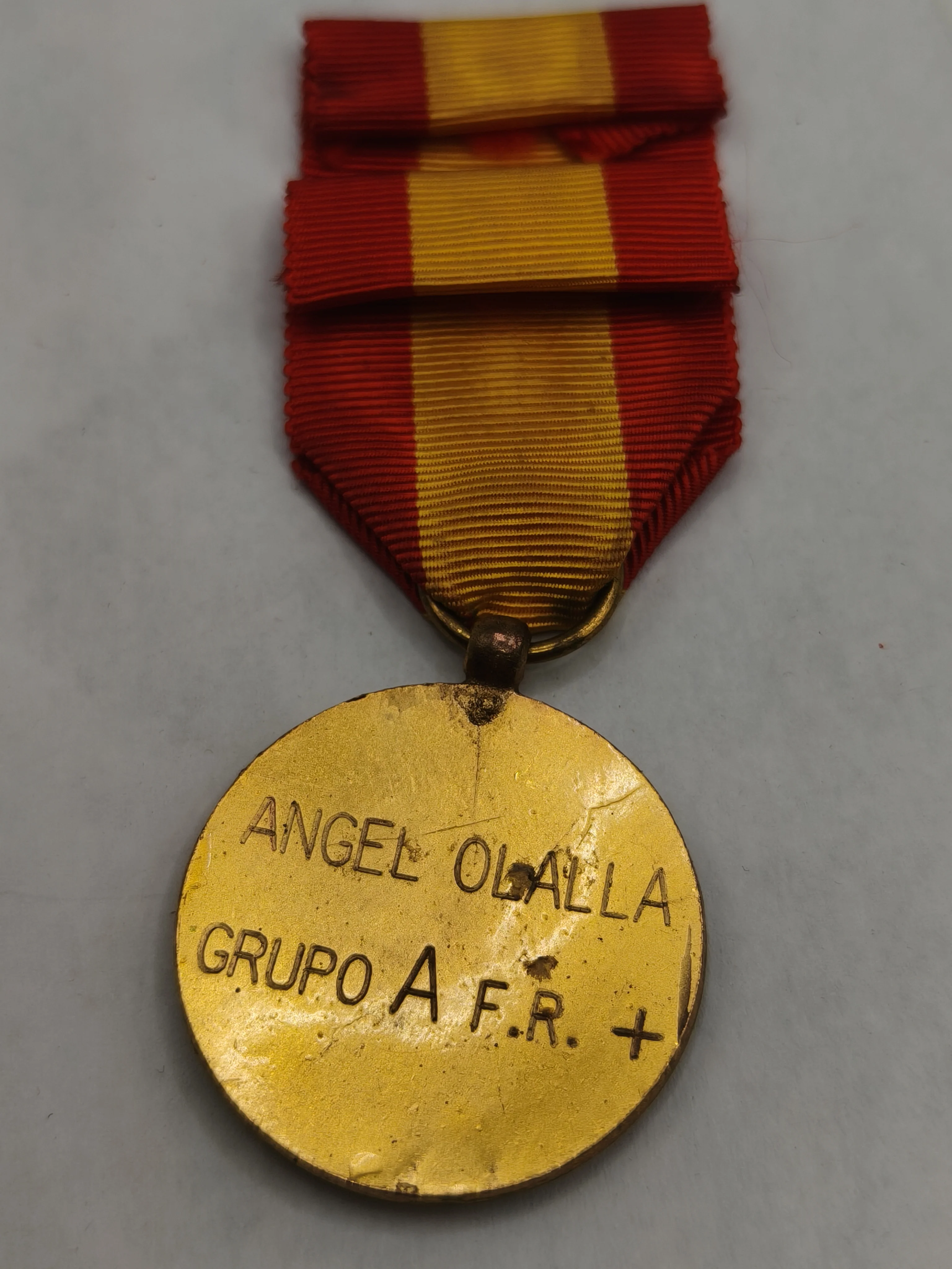 Medalla Cruz Roja ��poca de Franco. Espa?a. Nombre grabado en el reverso