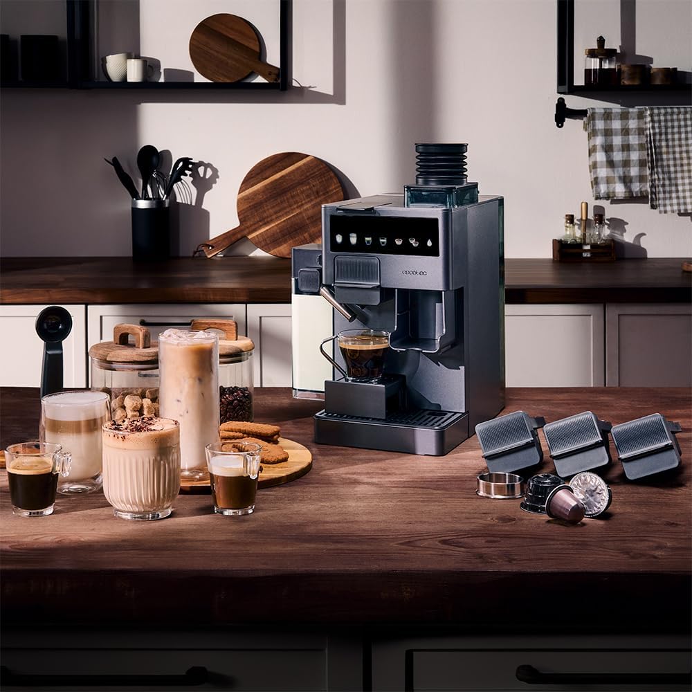 Cecotec Macchina da Caffè a Capsule Freestyle Grind & Latte. 1400W, 20Bar, Multicapsule, Caffè in Grani 40g, Macinino Conico, Serbatoio Acqua 1.6L, 300ml Latte, Thermoblock, Schermo Tattile