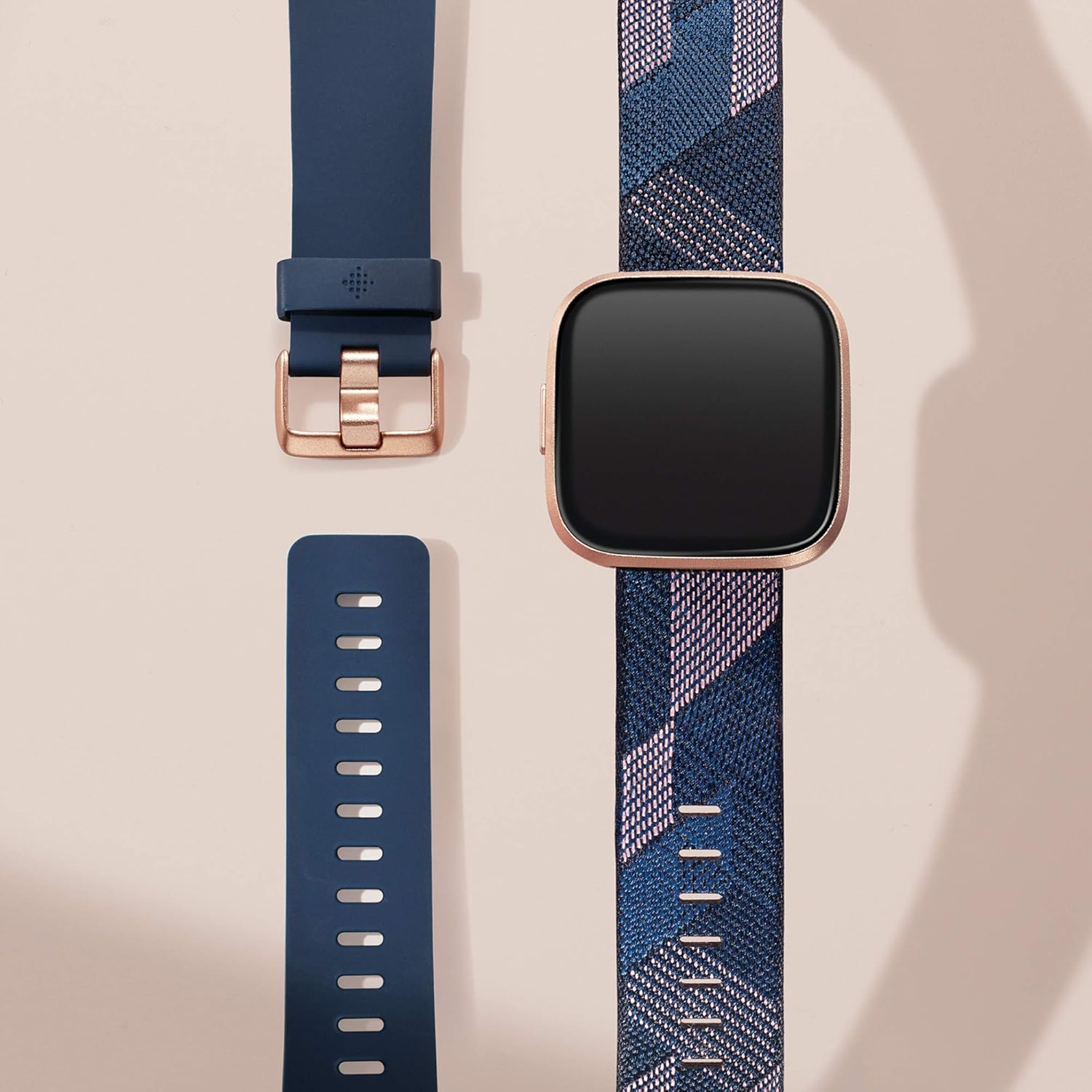 Fitbit Versa 2, Special Edition, Gesundheits- und Fitness-Smartwatch mit Alexa Sprachsteuerung, Schlafindex und Musikfunktion, inklusive Zusatzband in Nachtblau, Marineblau/Rosa