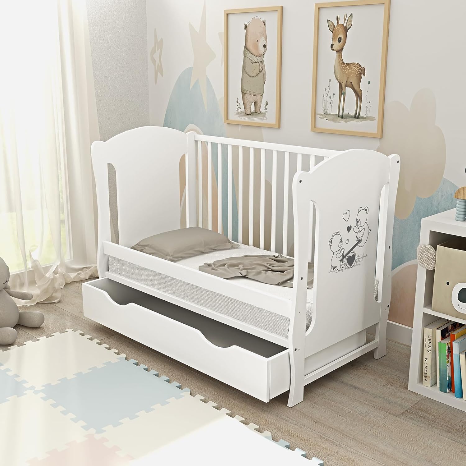 Baby Delux Babybett 60x120 weiß Kinderbett umbaubar zum Juniorbett Schublade Matratze Teddy Wippe Motiv