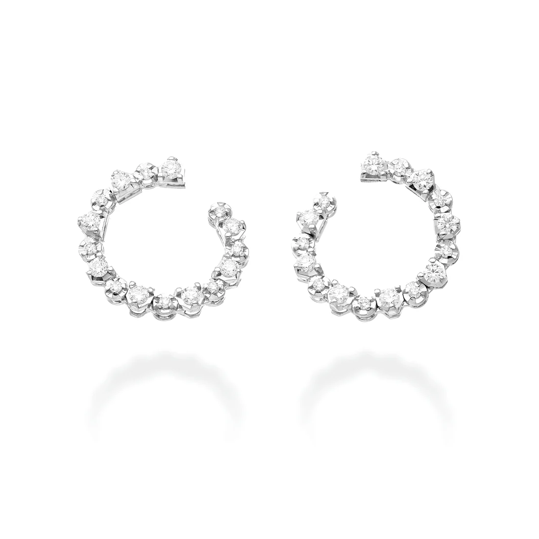 Orecchini tondi Mikiko con brillanti di ct 0,70 incassati a griffe