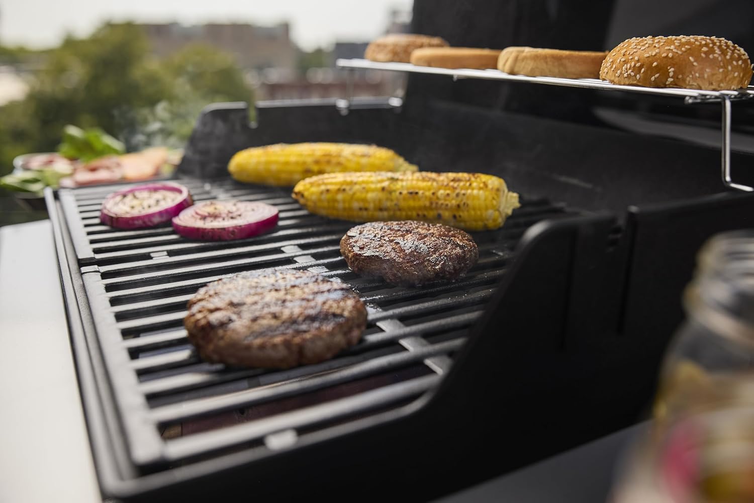 Weber Spirit E-210 Gasgrill, 2 Brenner, Grillfläche 51 x 46 cm, Thermometer im Deckel, 2 Räder, Schwarz/Silber (1500838)