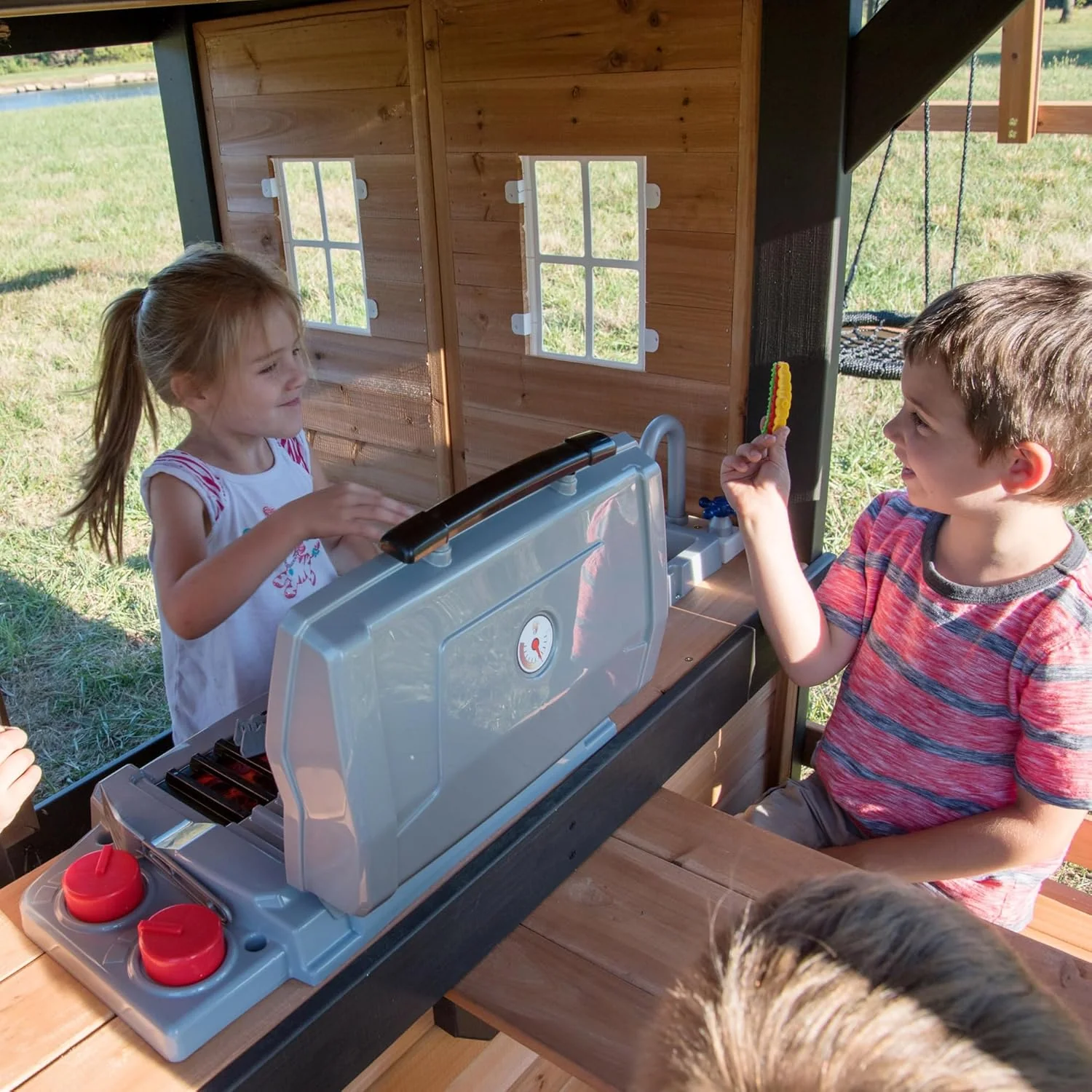 Backyard Discovery Canyon Creek cederhouten schommelset met golvende glijbaan, clubhuis, speelkeuken, picknickplaats, schommels met gordel, webschommel, klimwand, balkons, speelhuis, trapladder, buitenspeeltoestel