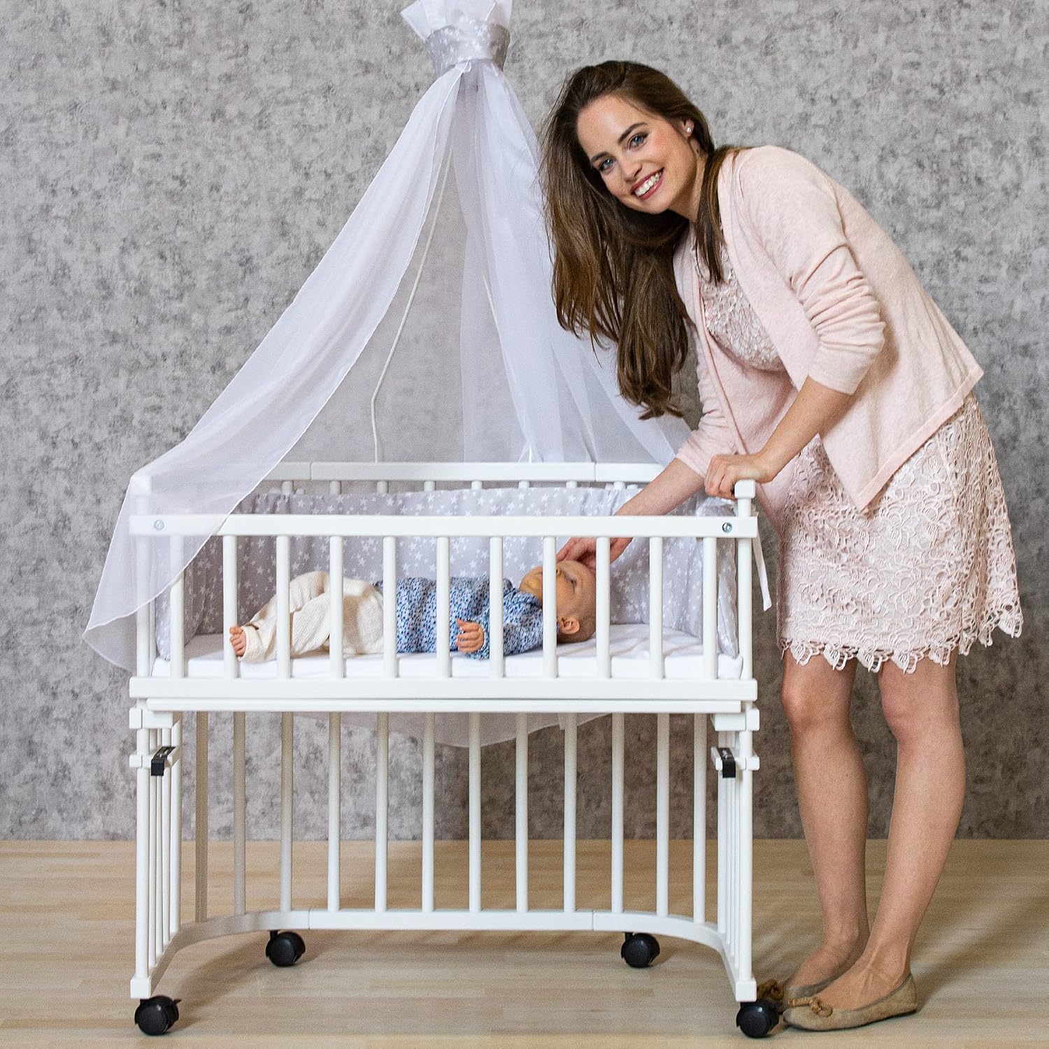 babybay Original Beistellbett aus massivem Buchenholz / kompakt & verwandelbar / Kinderbett Höhe stufenlos verstellbar & umweltfreundlich / mitwachsendes Babybett (weiß lackiert) / inkl. Matratze