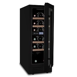 Refrigeratore per vino nero sottile con porta in vetro, che mostra più bottiglie di vino conservate orizzontalmente su ripiani in legno. Display digitale visibile