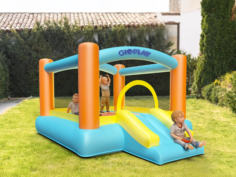 parco giochi con scivolo