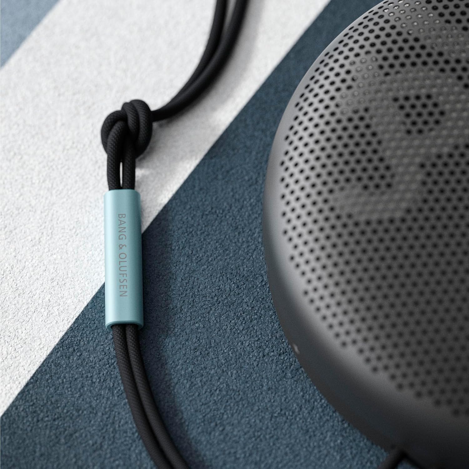 Bang & Olufsen Beosound A1 (2. Gen) – Kabelloser tragbarer IP67 wasserdichter Bluetooth-Lautsprecher mit 360-Grad-Sound, Alexa Voice Assistant & Speakerphone, 18 h Akkulaufzeit - Black Anthracite
