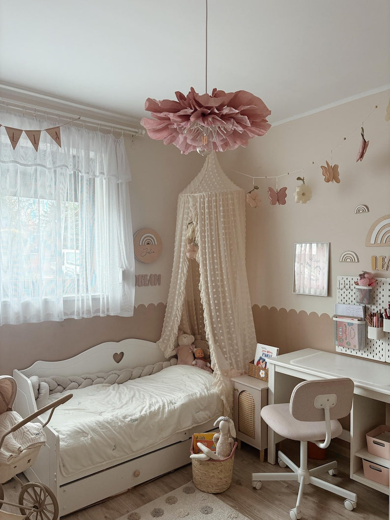 Pantalla de lámpara de papel crepé rosa empolvado, decoración floral colgante hecha a mano de 50 cm.