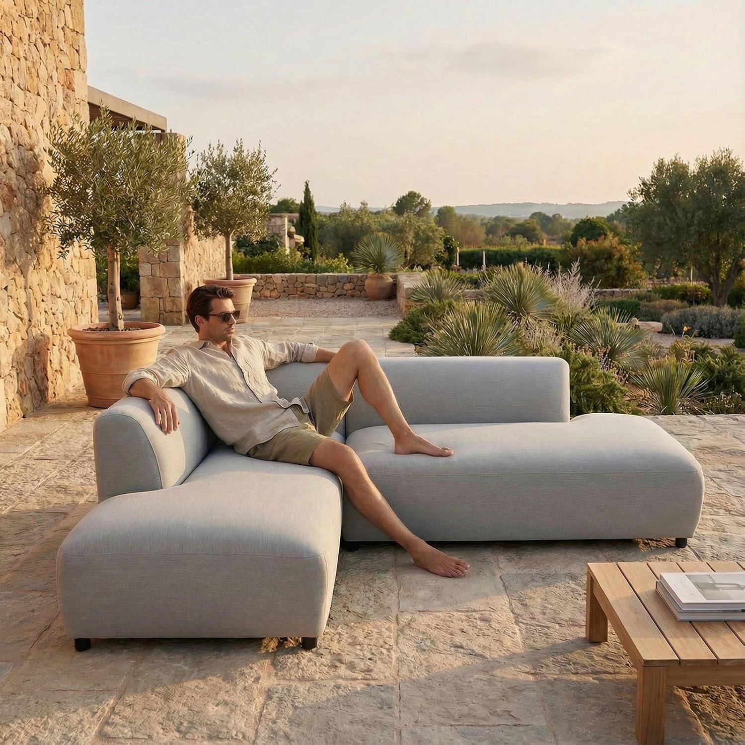 IDIMEX Outdoor-Sofa Calabria gepolstert, Hellgrau – mit gemütlicher Polsterung für Ihre Gartenlounge aus wetterfestem Stoff und robustem Aluminium