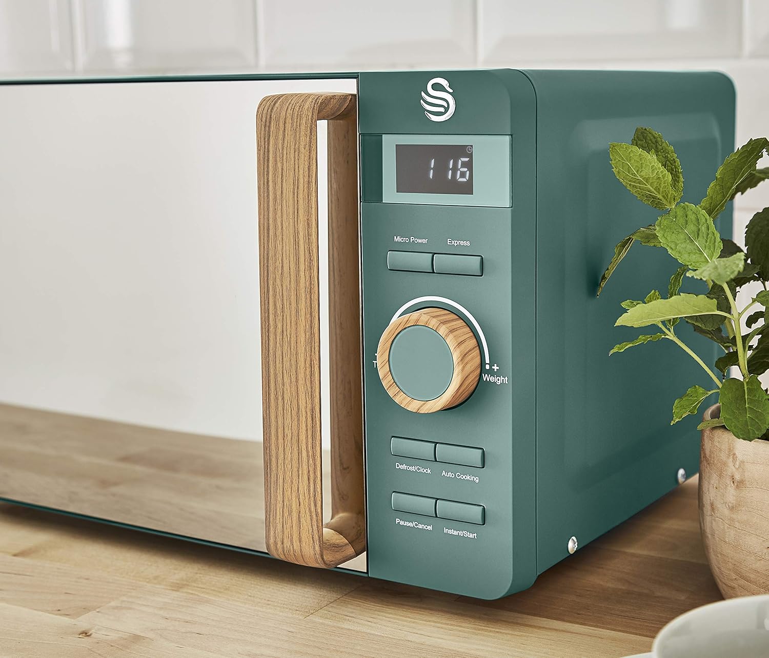 Swan Nordic SM22036WHTN Digitale Mikrowelle, Griff in Holzoptik, Gehäuse mit weicher Haptik und matter Oberfläche, 800 W, Baumwollweiß