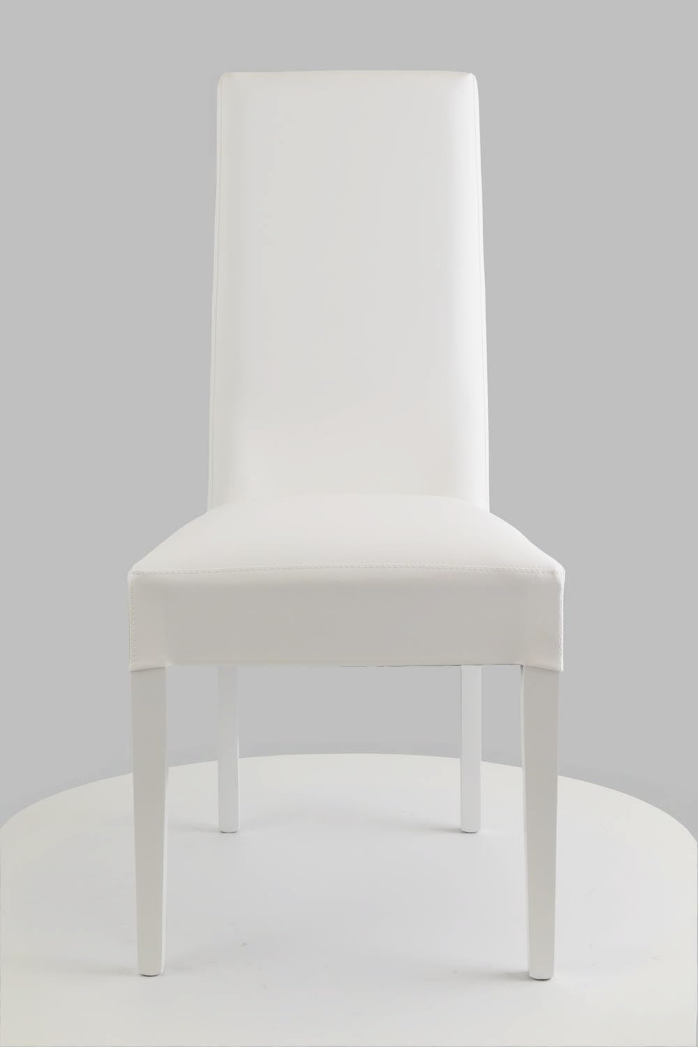 t m c s Tommychairs - Set 4 sedie imbottite modello Luisa per cucina e sala da pranzo, robusta struttura in legno di faggio bianco, seduta e schienale rivestiti in pelle artificiale bianco