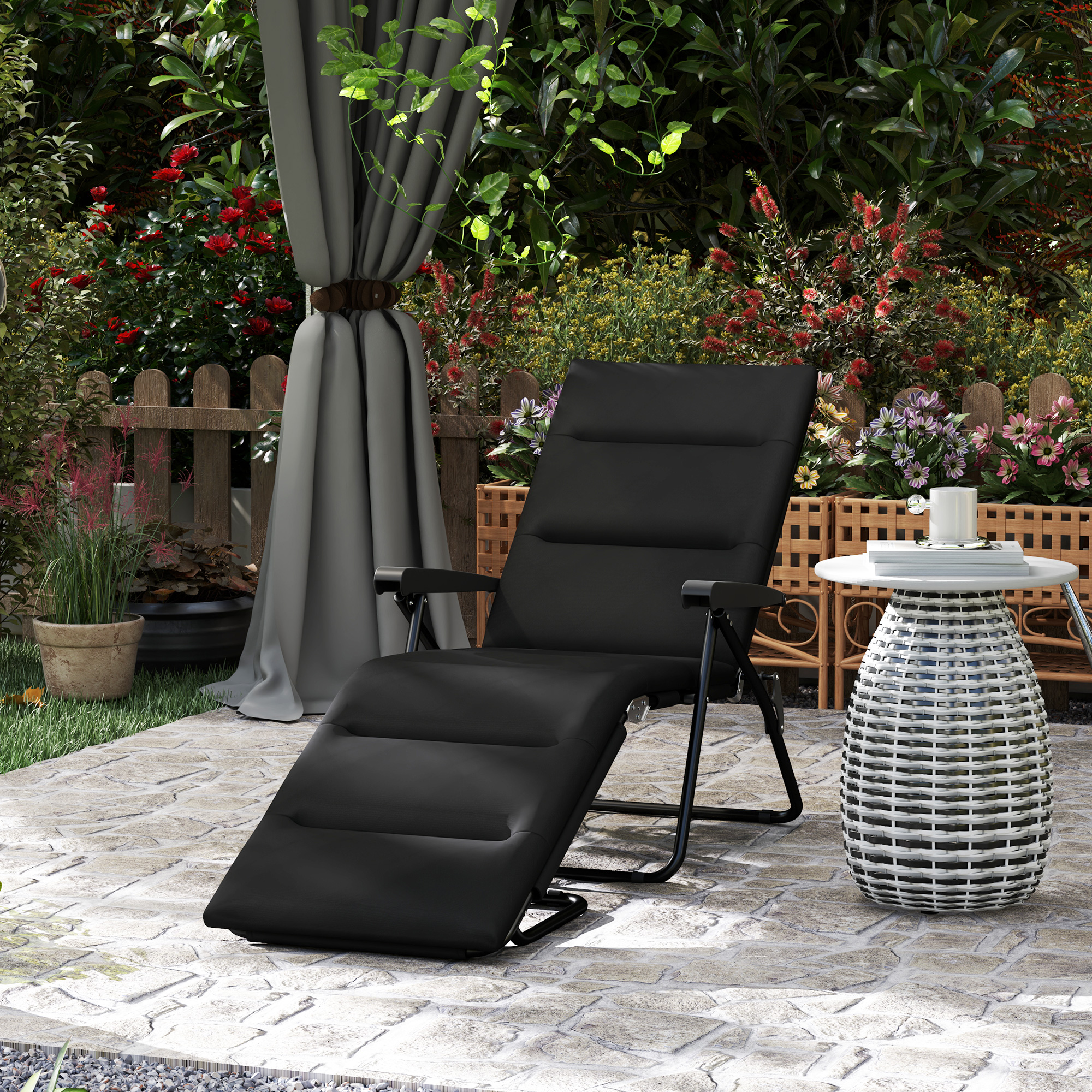 Outsunny Sonnenliege klappbar mit 6-fach verstellbarer Liegeposition mit Matratze + Armlehnen aus Stahl und Polyester 153 x 58,5 x 89 cm Schwarz