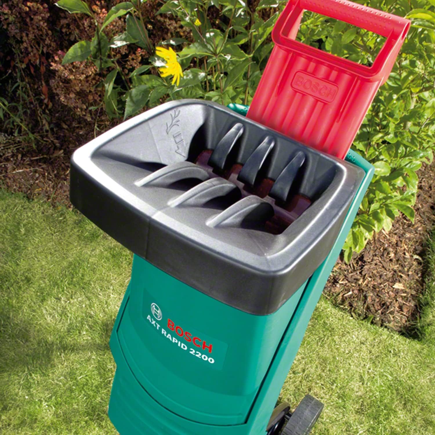 Bosch AXT Rapid 2000 Häcksler (zum leistungsstarken Häckseln von Gartenabfällen; kraftvoller 2000-W-Motor)