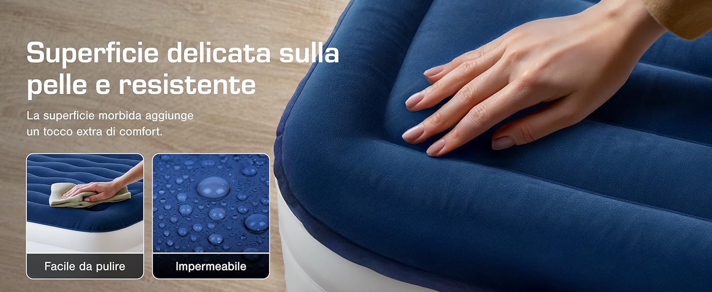 Il testo recita ?Superficie delicata sulla pelle e resistenza?. Viste multiple del materiale in tessuto denim mostrate in primo piano, a dimostrazione della consistenza e della flessibilità sulla pelle.