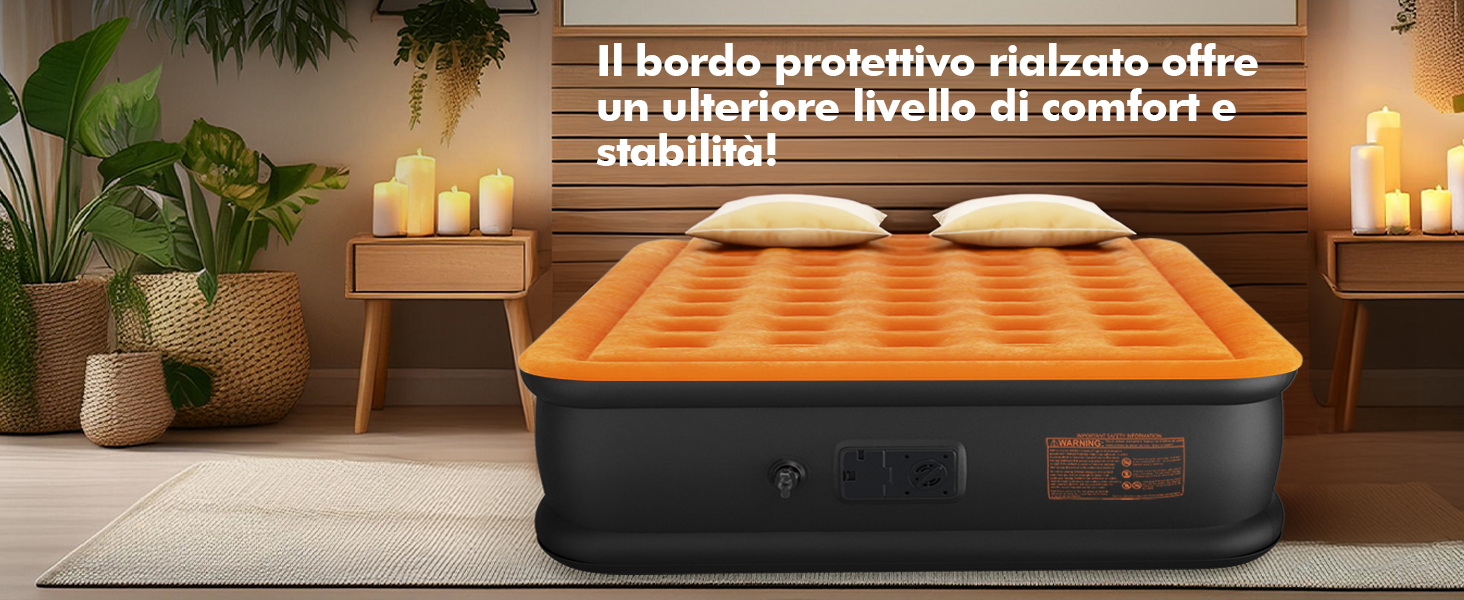 Materasso gonfiabile con testiera in legno. Superficie arancione con base nera, adatta per uso interno. Candele e piante visibili sullo sfondo.