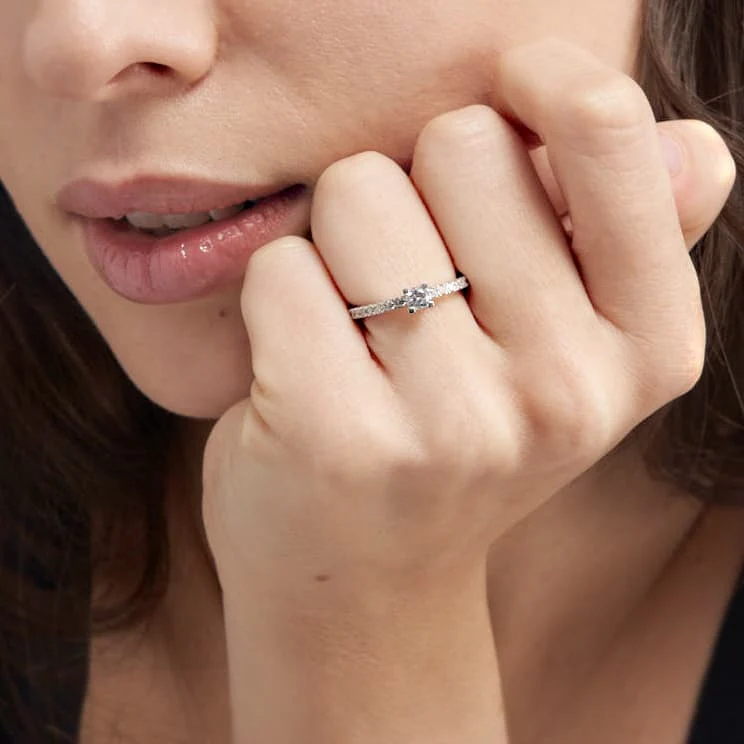 Anello Unoaerre 6025 solitario con zirconi in argento rodiato