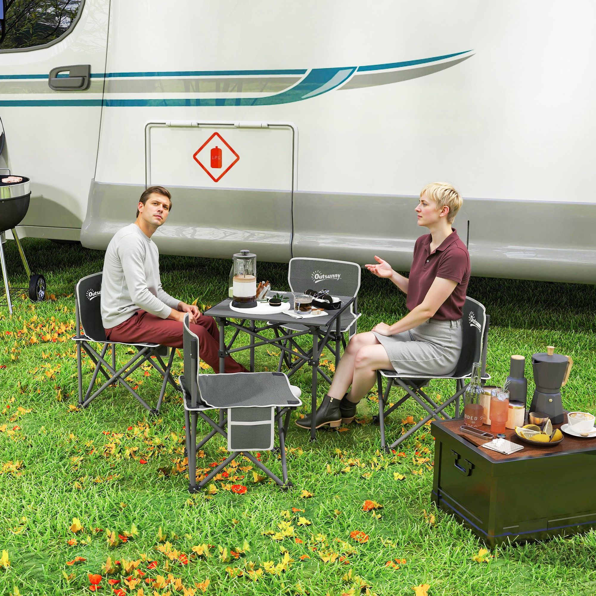 Outsunny 5-teiliges Campingmöbel-Set: Tisch mit 4 klappbaren Stühlen mit Seitentaschen 55 x 51 x 50 cm, Dunkelgrau