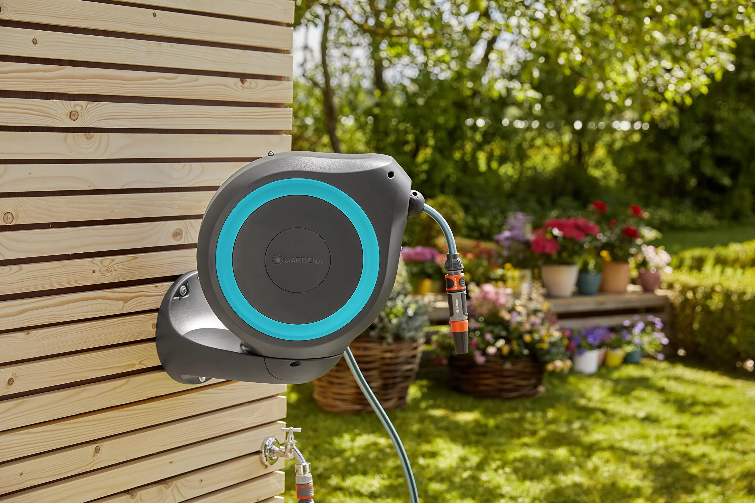 Gardena Cassetta Avvolgitubo da Parete RollUp M (turchese) 20 m: Irrigazione flessibile per giardini di medie dimensioni, tamburo orientabile con supporto a parete, accessori del sistema e pistola a spruzzo inclusi, tubo da 20 m (18610-20)
