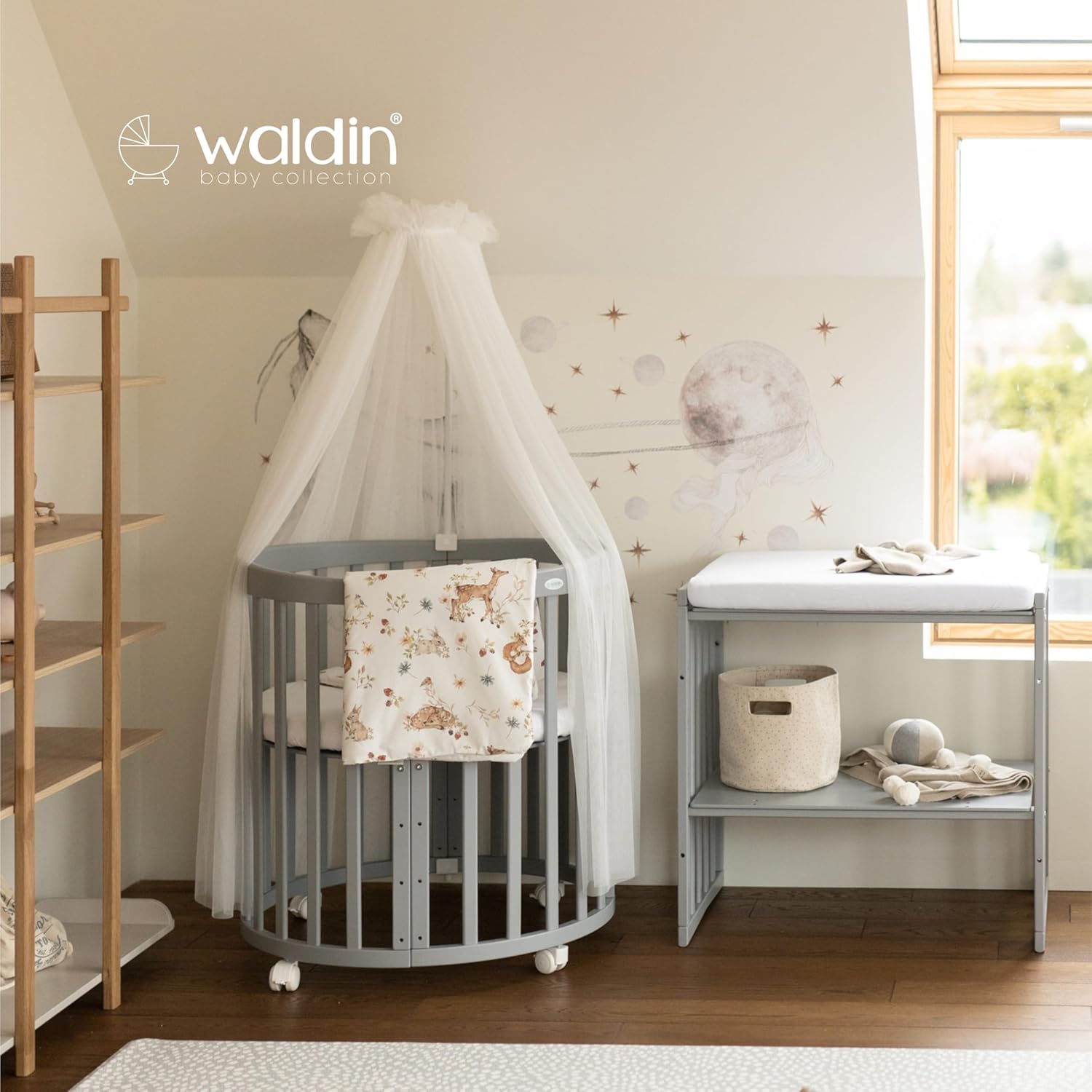 Waldin Oval Baby-Bett Mitwachsend Komplett Set 7in1, Gitterbett, Kinderbett mit Matratze, Wickelkommode, Beistellbett, Holz Weiß