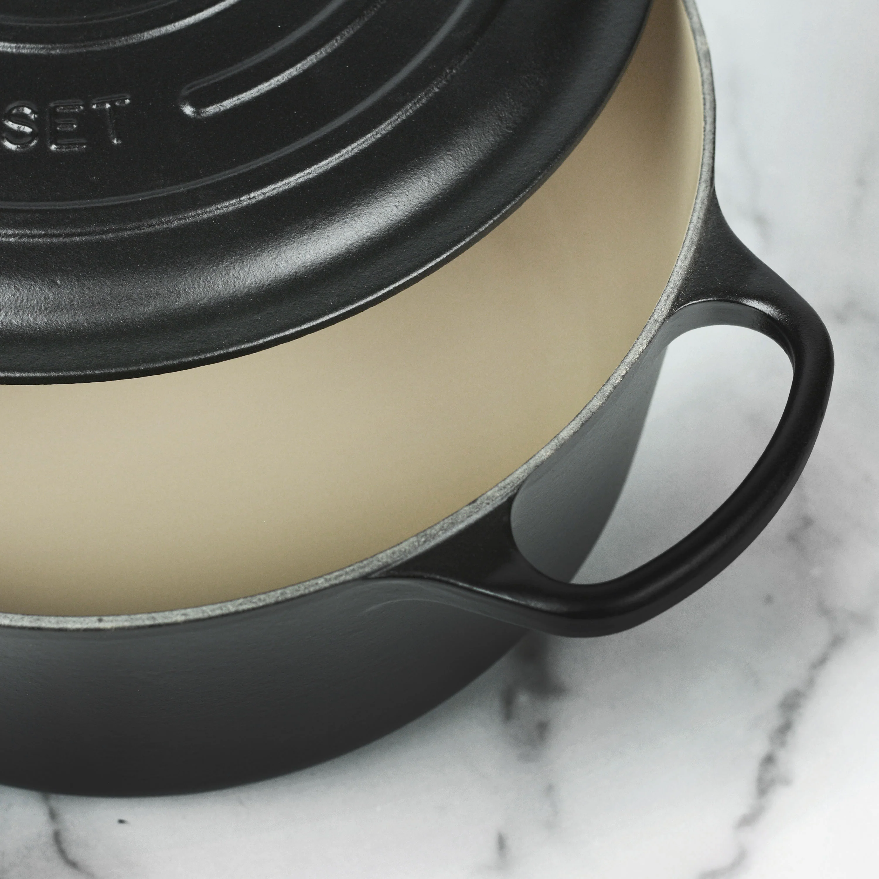 Le Creuset Signature – Forno Olandese Rotondo e Largo in Ghisa Smaltata da 6,75 qt, colore Licorice, con Pomello in Rame