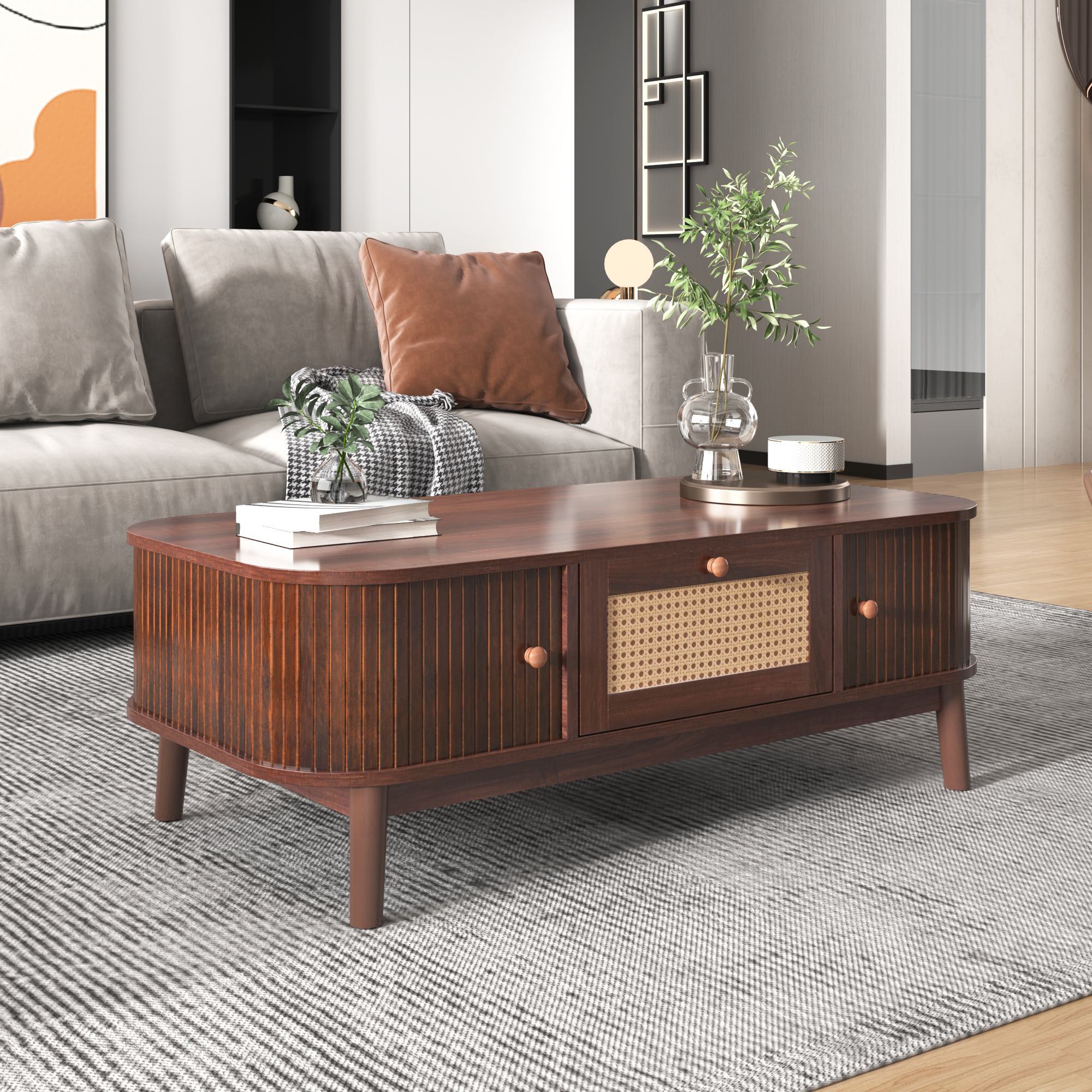 Couchtisch aus Rattan mit Massivholzbeinen, Schubladen und Schiebetüren im natürlichen Landhausstil, Holzfarbe und hellgelb