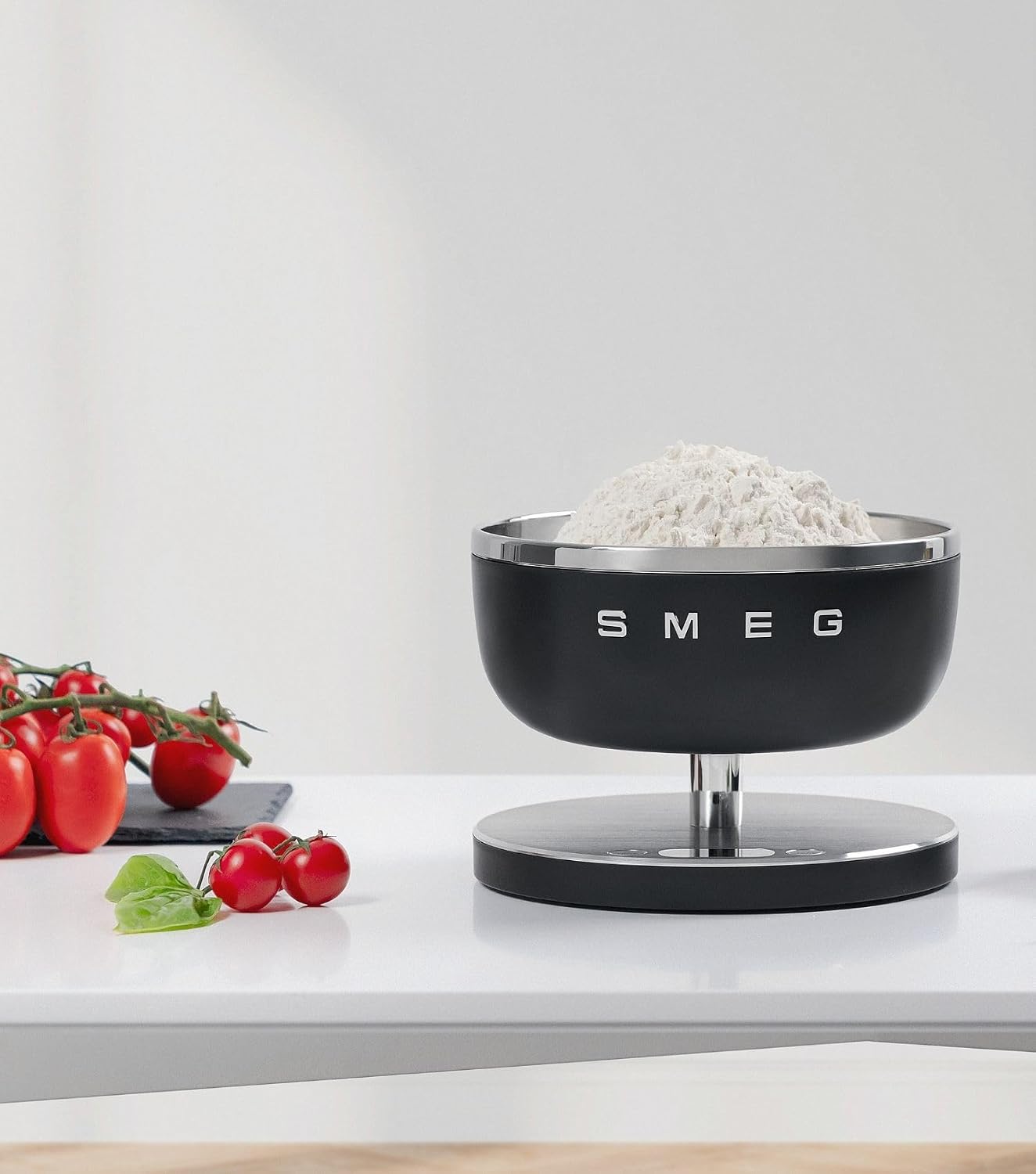 Smeg, Bilancia da Cucina Digitale KSC01BLMWW, Ciotola in Acciao Inox Removibile, Quattro Unità di Misura g/ml e lb.oz/fl.oz, con Funzione Tara, Portata Massima 5kg, Nero