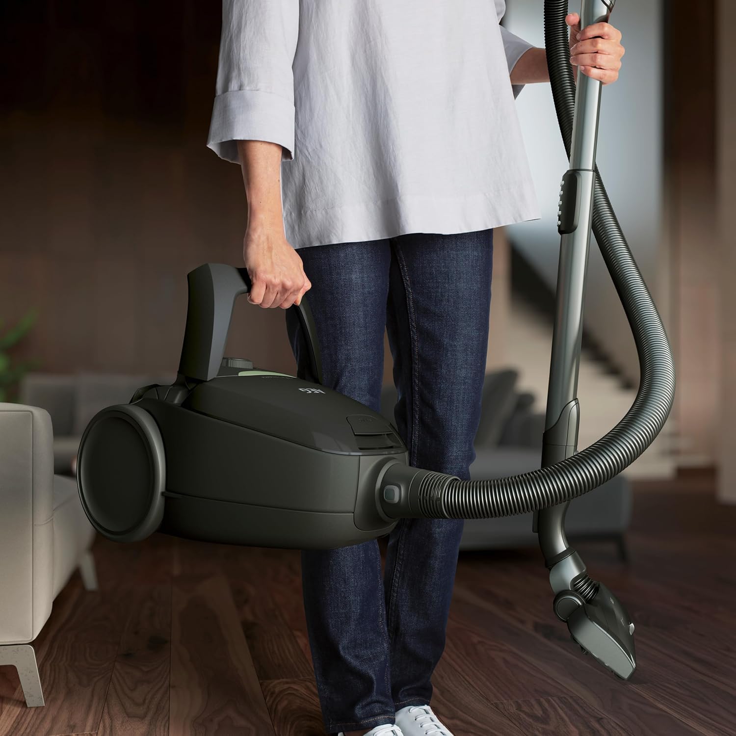 AEG VX82-1-KO Staubsauger / 75% Recyclingmaterial / autom. Saugkraftregulierung / extrem leise auch auf Teppich / Aufnahme von groen + kleinsten Partikeln / langes Kabel / 600W / schwarz