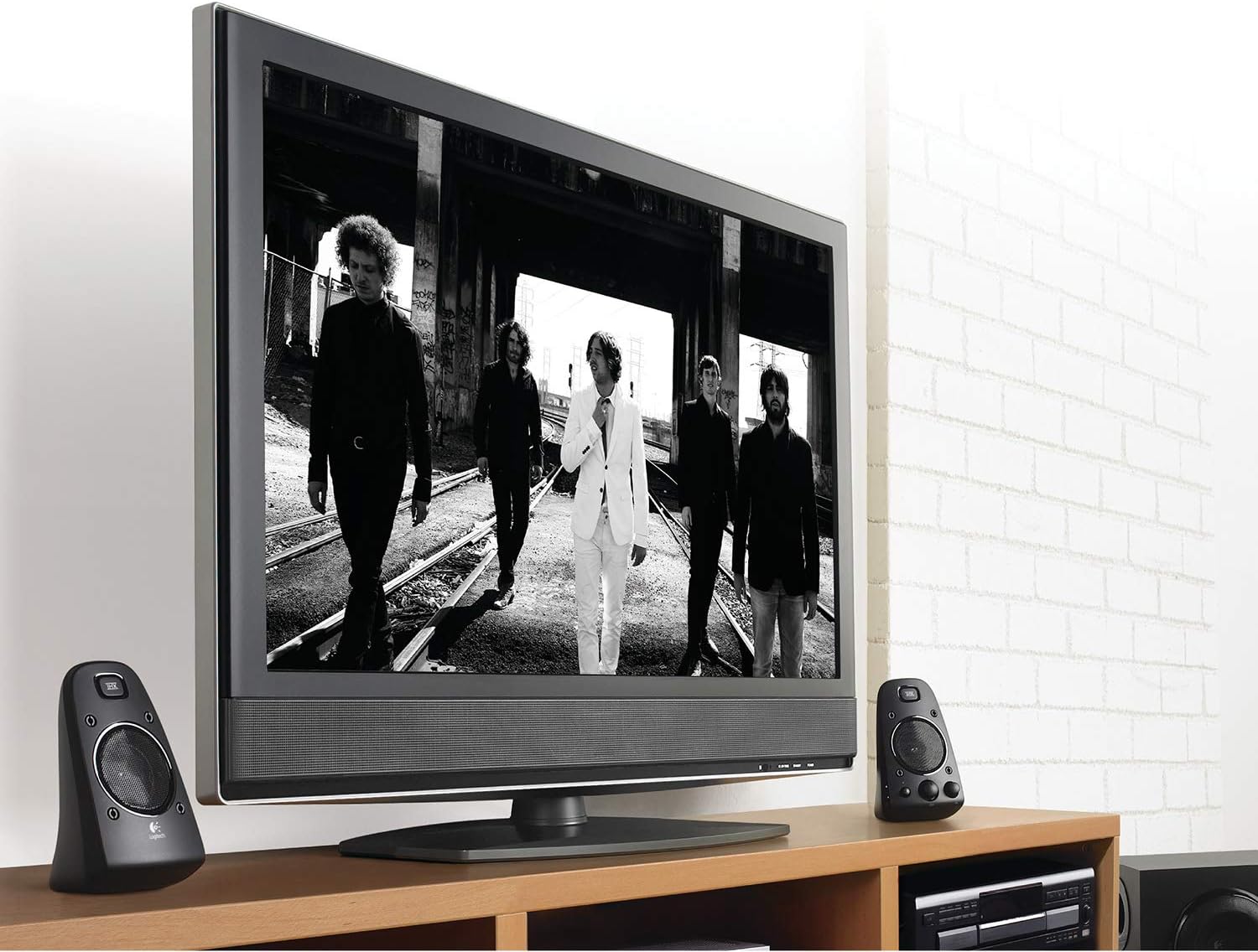 Logitech Z623 THX Sistema di Altoparlanti 2.1 con Subwoofer, Certificazione THX, 400 Watt, Bassi ‎Profondi, Multi-Dispositivo, Porta 3.5 mm e RCA, Presa UK, PC/PS4/Xbox/DVD/TV/Smartphone/Tablet