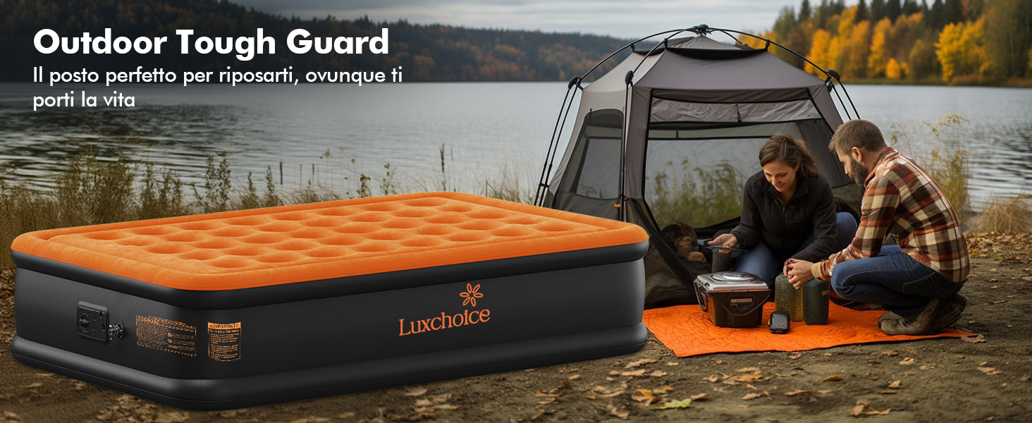 Materasso gonfiabile Outdoor Tough Guard. Lettino gonfiabile arancione raffigurato in campeggio con persone sedute nelle vicinanze. Il testo indica che è adatto per vari usi all'aperto.