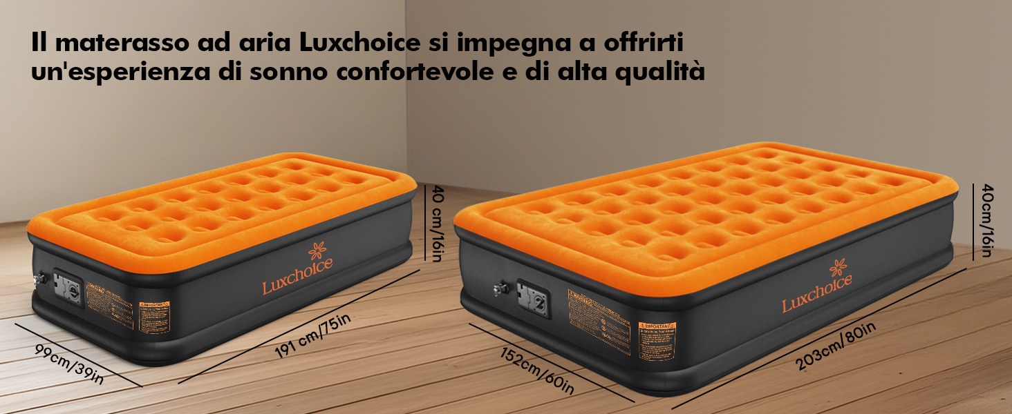 Due materassi gonfiabili arancioni e grigi mostrati fianco a fianco su un pavimento in legno, con superfici trapuntate rialzate